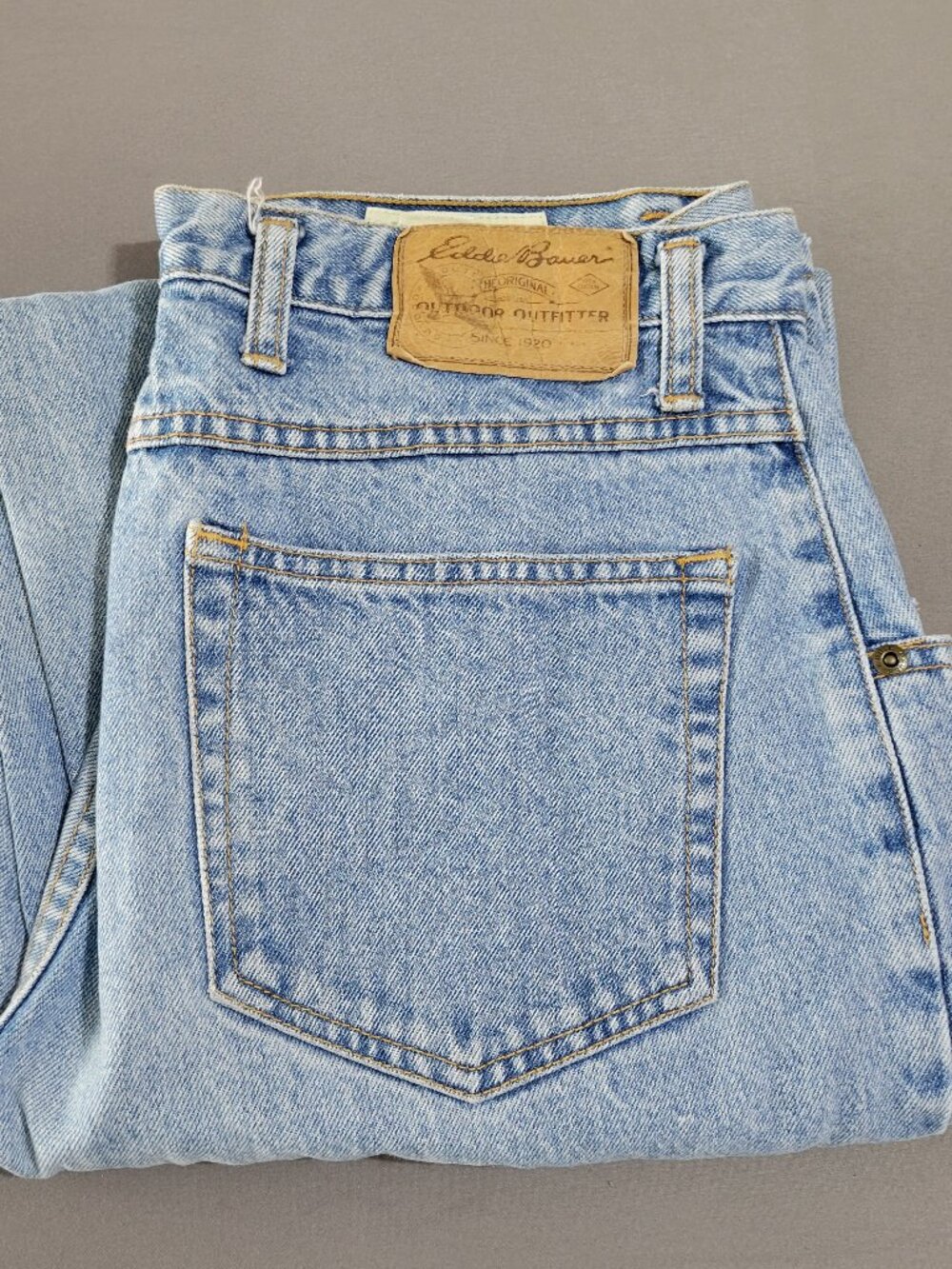 Eddie Bauer Women’s Size 14 Light Blue Medium Wash Straight Leg Denim Jeans.